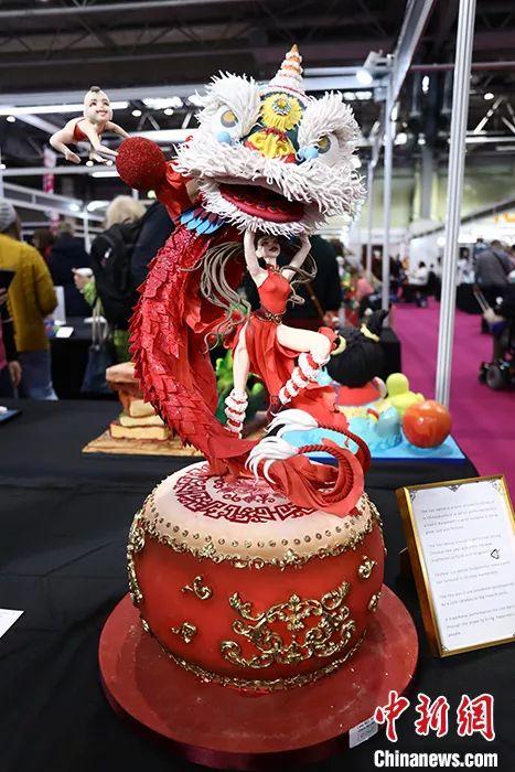 周毅团队翻糖蛋糕作品《狮舞》。受访者供图