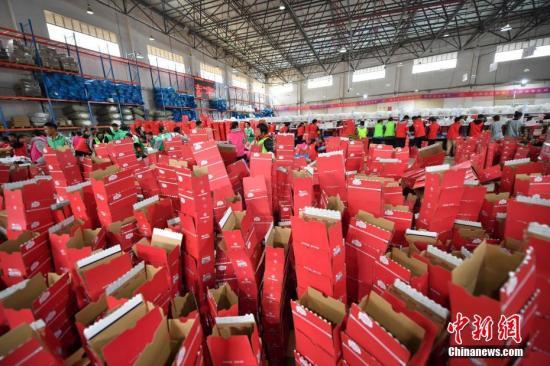 11月11日，云南一化妆品仓库一角堆满包装箱。中新社记者 刘冉阳 摄