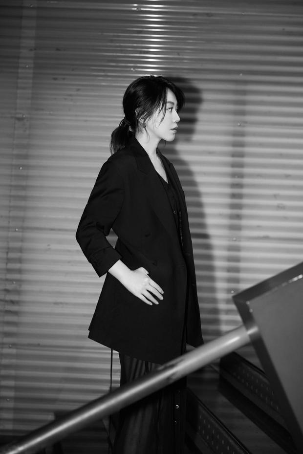 48岁闫妮穿短裤露大秀长腿 干练与性感并存