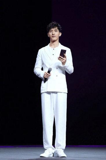 男星穿白色西装 李易峰令人如沐春风亮眼十足