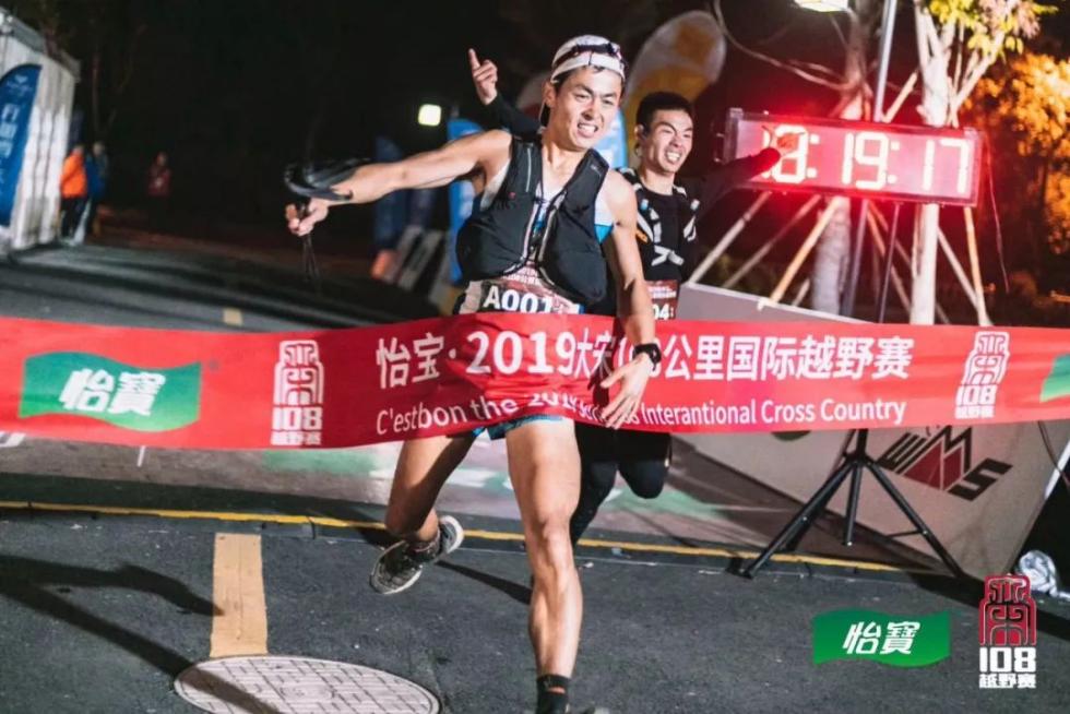 拿到男子108公里冠军的白兴致，是比戈跑步学院的一名教练。