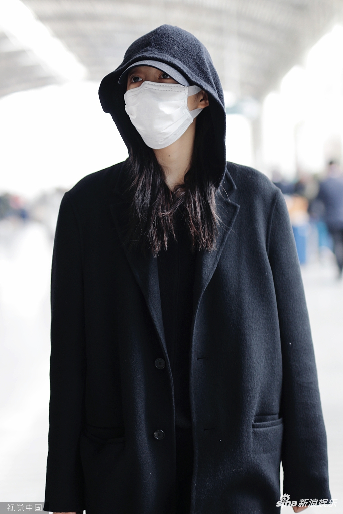 关晓彤穿黑色外套现身机场口罩遮面大方对镜头挥手