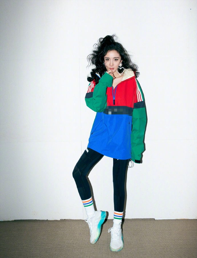 杨幂复古长卷发配彩色运动装 时尚感max