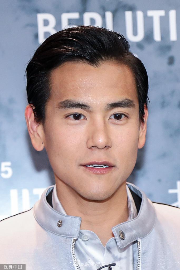 彭于晏身穿夹克似赛车手 梳背头五官硬朗帅气十足