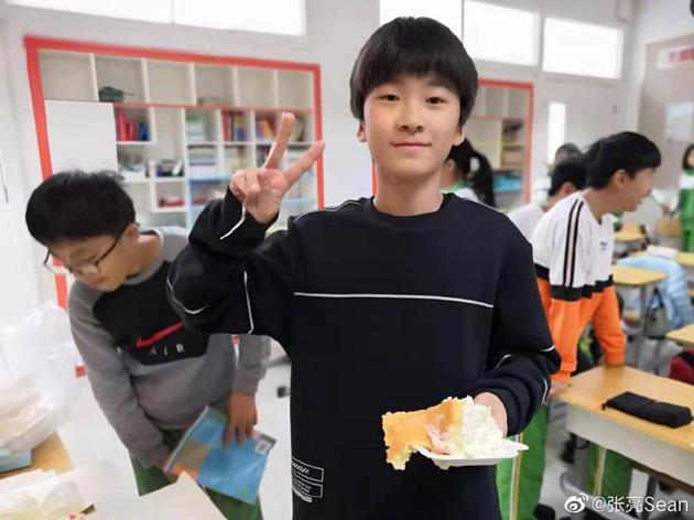 张亮晒照为儿子庆12岁生日天天长腿吸睛阳光帅气