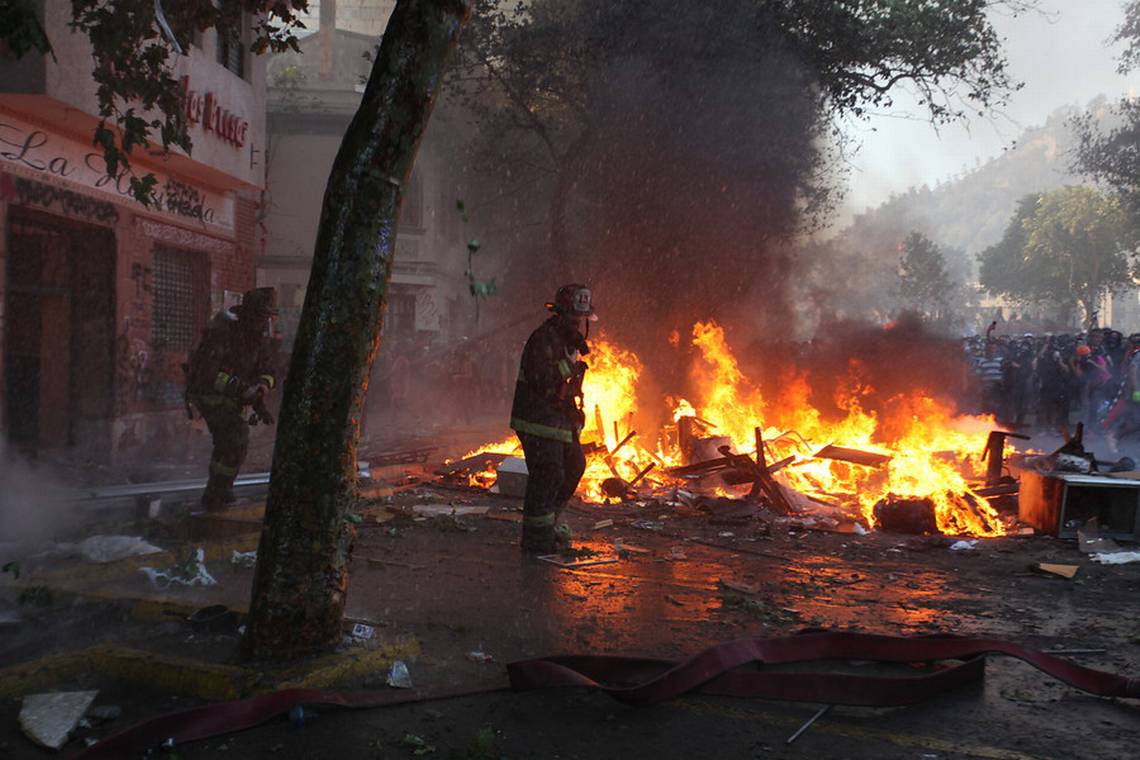 (示威者在智利首都纵火。图源：24Horas)