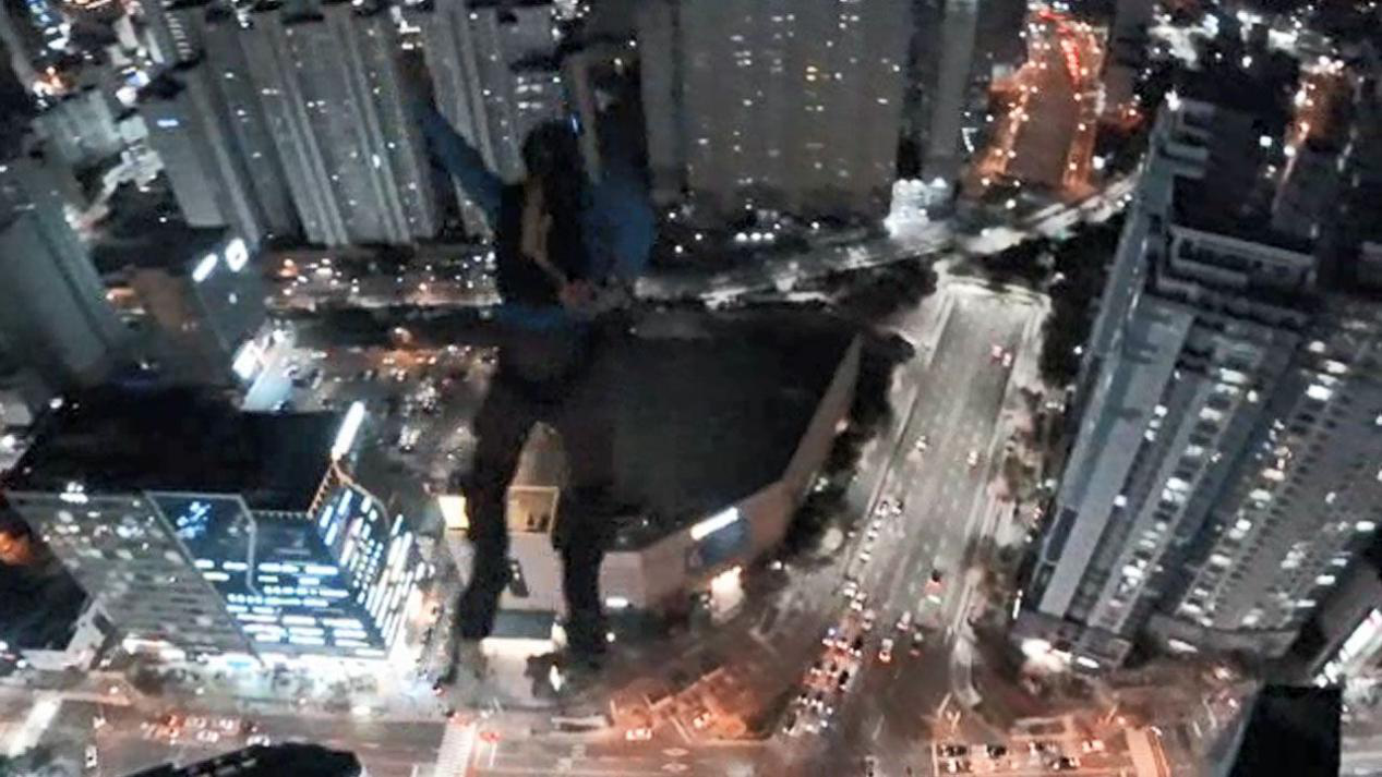 俄罗斯人在釜山玩“高楼跳伞”/图自韩国SBS电视台