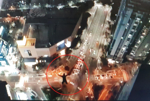 俄罗斯人在釜山玩“高楼跳伞”/韩联社截图自社交媒体