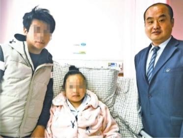 11日晚7时许，杨柳(右)赶到医院探望谌林贵夫妇 通讯员王金兰 摄