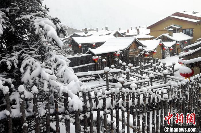 雪乡迎来立冬后的首场降雪。雪乡风景区供图