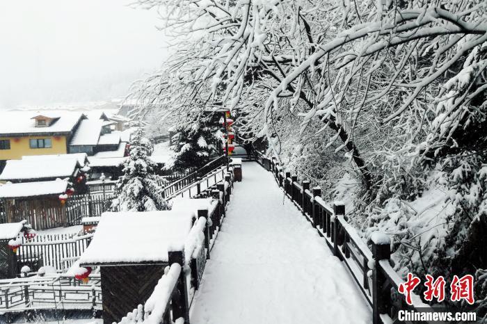 木栈道上铺满积雪。雪乡风景区供图