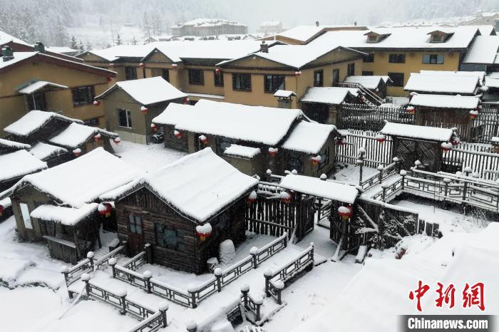 雪花覆盖在房顶。雪乡风景区供图