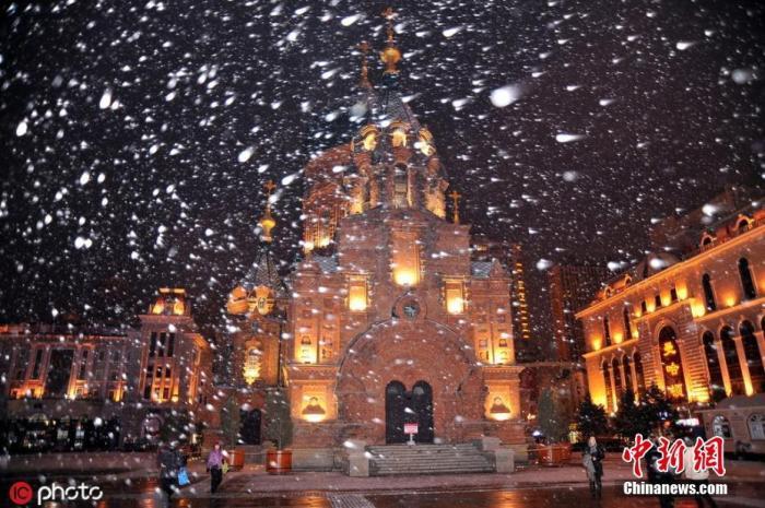 资料图：11月6日，哈尔滨市降下今年秋末冬初首场雪。小刘 摄 图片来源：IC photo