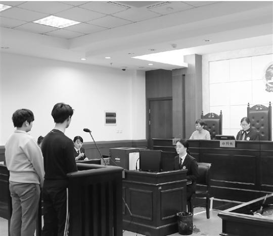 某短视频APP的一哥“祁天道”(孟凡斌)和妻子“米菲”(王婧)站在被告席上。