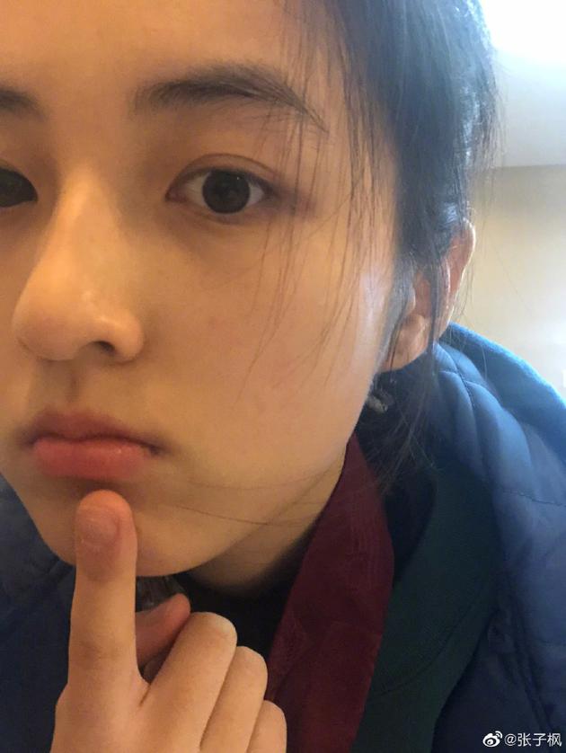 张子枫素颜自拍皮肤好单手靠墙展现少女酷劲儿
