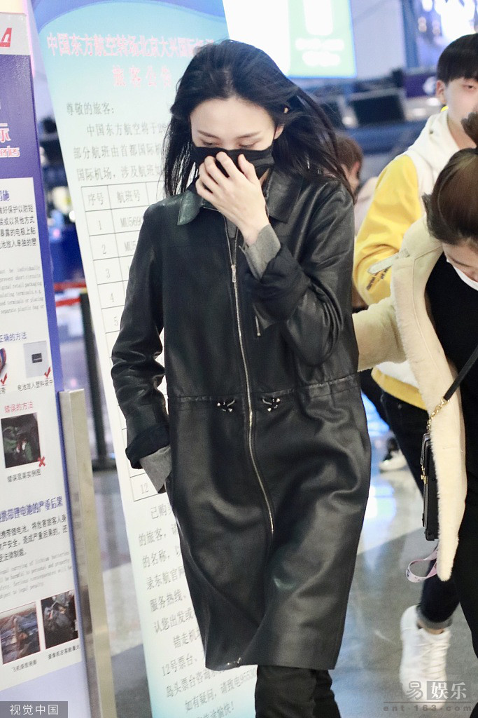 郑爽穿黑皮衣又美又飒 被粉丝拉着狂奔