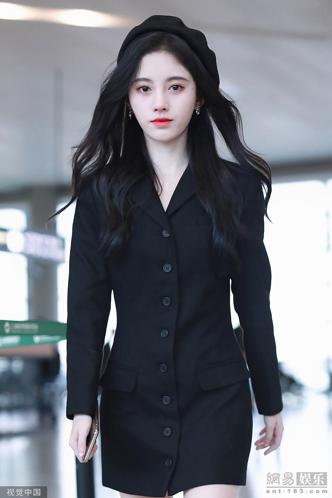 鞠婧祎白到发光穿西装戴贝雷帽性感冷艳