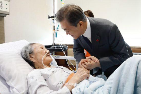 韩国总统文在寅前往医院，看完“慰安妇”老奶奶。（《国民日报》）