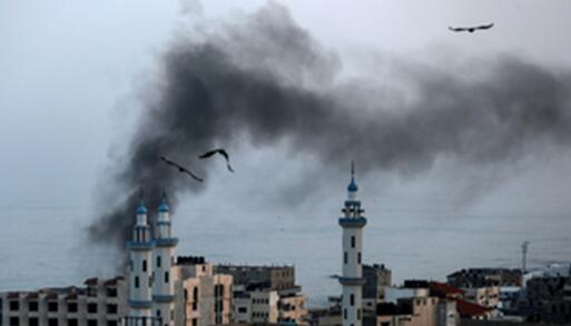 以色列发动空袭，加沙上空浓烟滚滚 图源：法新社