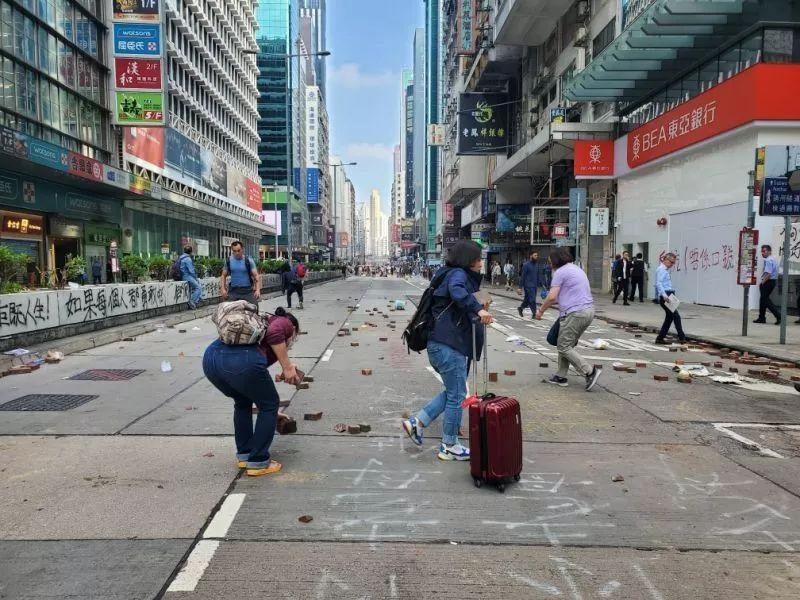 香港市民清理路障现场 图自港媒