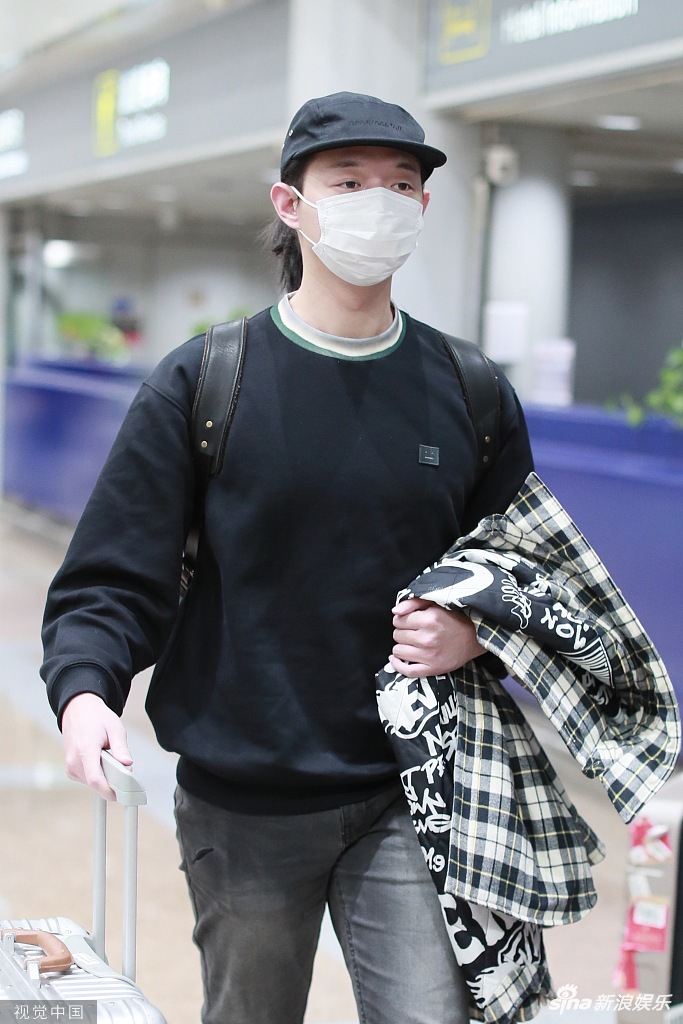 霍尊素颜穿卫衣难掩健硕身材自推行李低调赶路