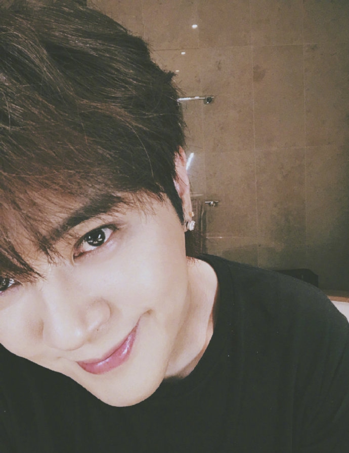 罗志祥对镜自拍帅气依旧超冻龄比耶呲牙搞怪逗趣