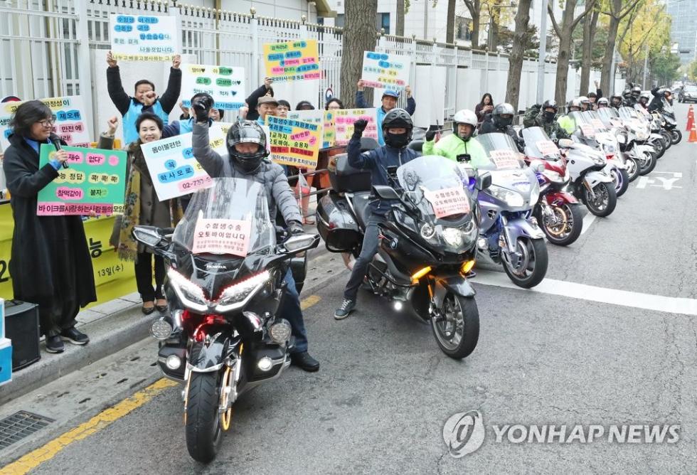 13日，首尔市民自发组成志愿车队，为考生提供交通服务。（韩联社）