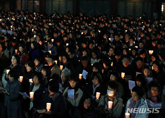 10月9日晚，韩国学生与家长聚在寺庙，祈祷高考获胜。（纽西斯通讯社）