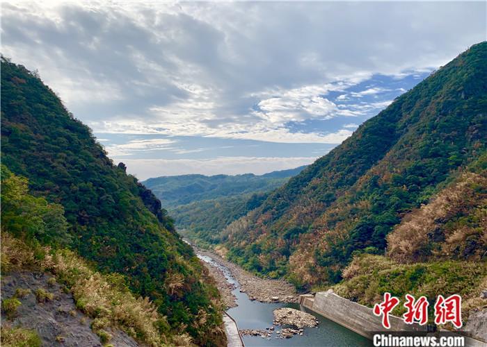 从位于江西靖安县的洪屏抽水蓄能电站大坝俯瞰中新网张奥林 摄