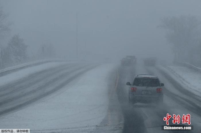 资料图：受季节风暴影响，美国芝加哥迎来风雪天气，大雪飘飞导致交通受阻。
