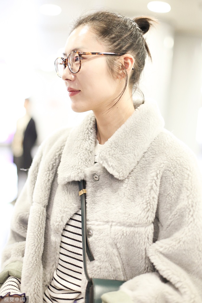 "大表姐"刘雯淡妆戴黑框眼镜 甜笑迷死人