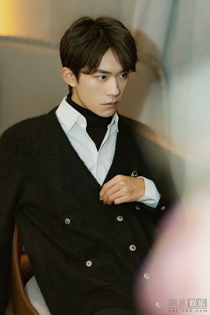 易烊千玺叠穿黑白配温度与风度并存