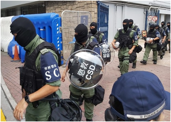 这些特别任务警察的装备上写有“惩教”、“特务警察”字样(图片来源：香港“东网”)