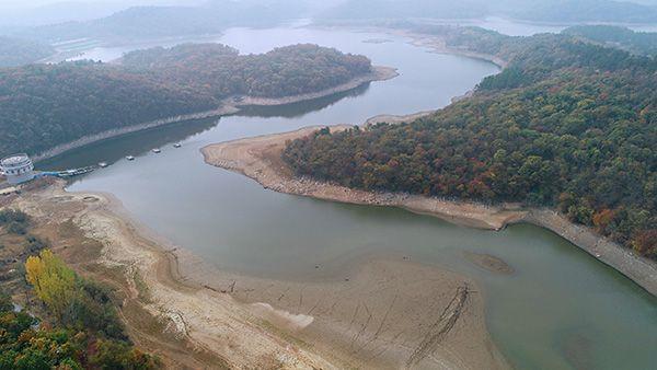 俯瞰安徽省全椒縣黃慄樹水庫,大面積水面已經乾涸見底.