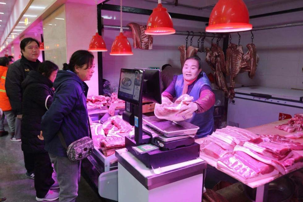 受猪肉价格下降带动，通州八里桥批发市场猪肉销售购销两旺。