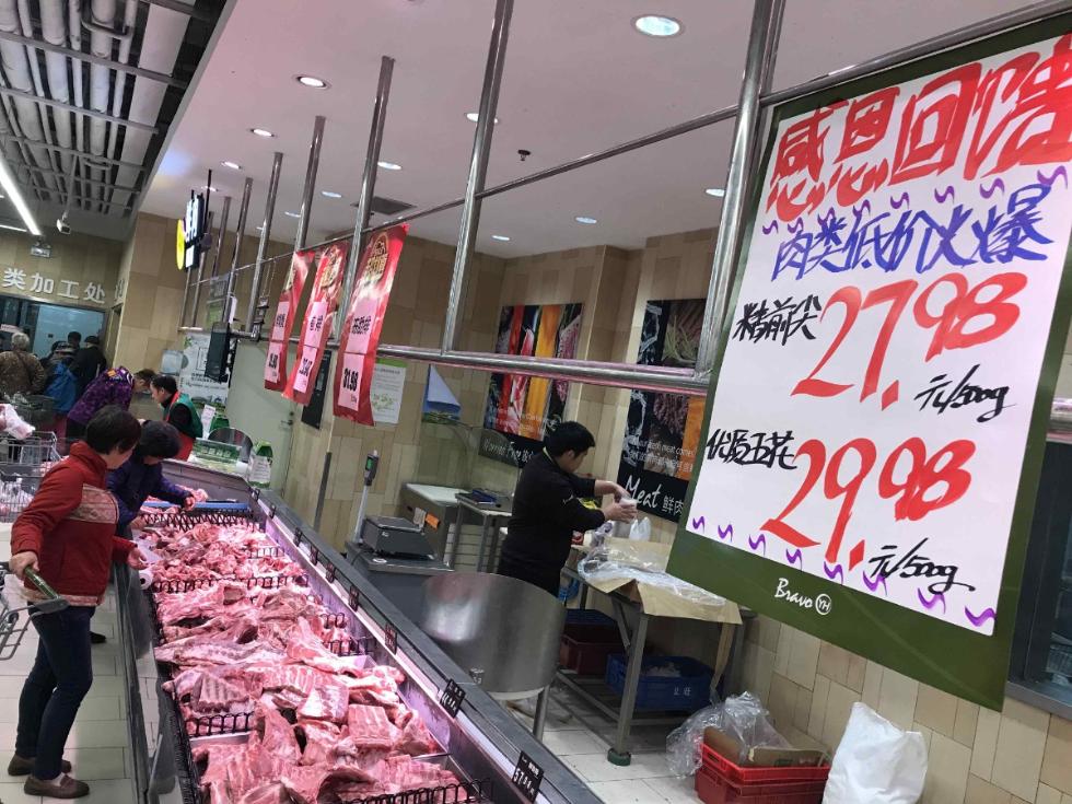 今天上午，亚运村金泉广场永辉超市猪肉价格回落，吸引市民前来购买。