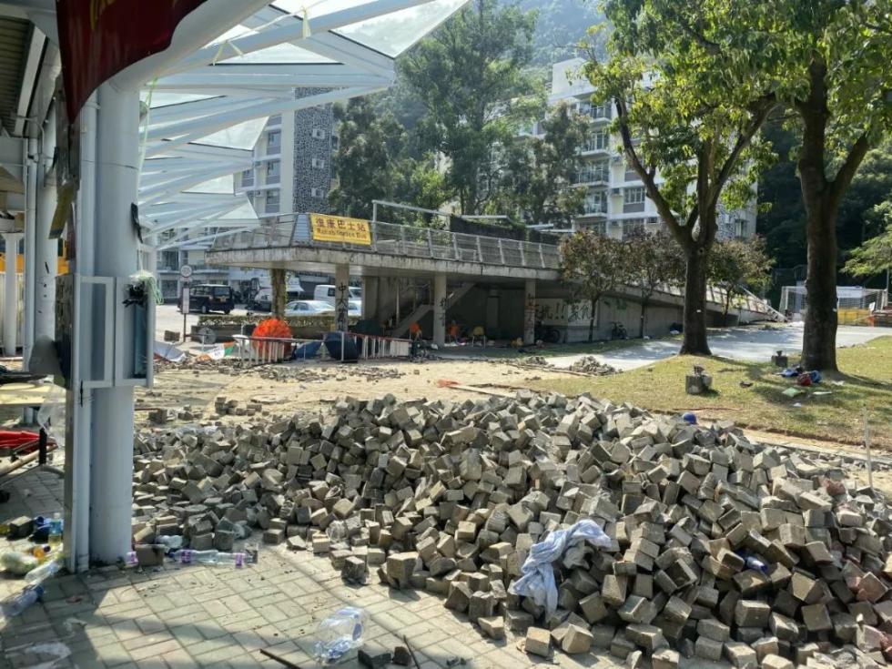 香港中文大学校园里地砖被掘（图源：补壹刀）