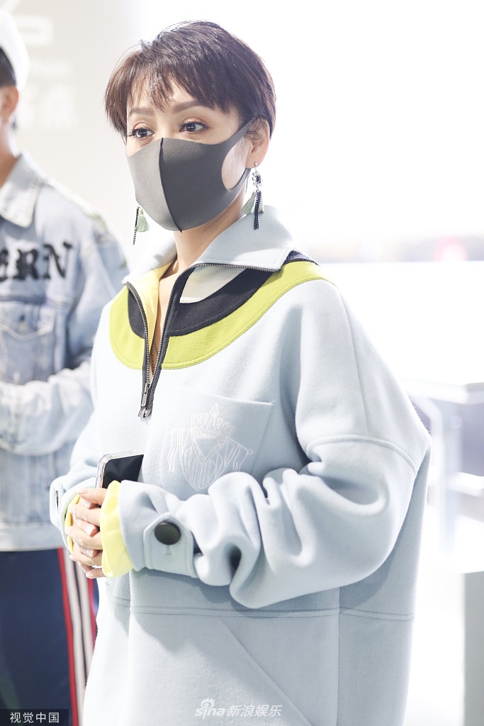 宁静短发造型干练潇洒攻气足口罩遮面露出大眼睛