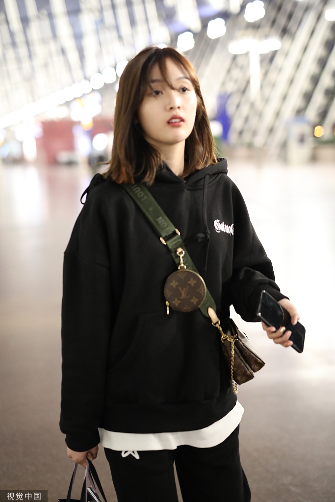 吴宣仪素颜穿卫衣现身 面露微笑亲和力十足