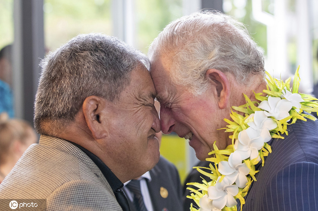 查尔斯王储夫妇访新西兰毛利人社区 入乡随俗行碰鼻礼