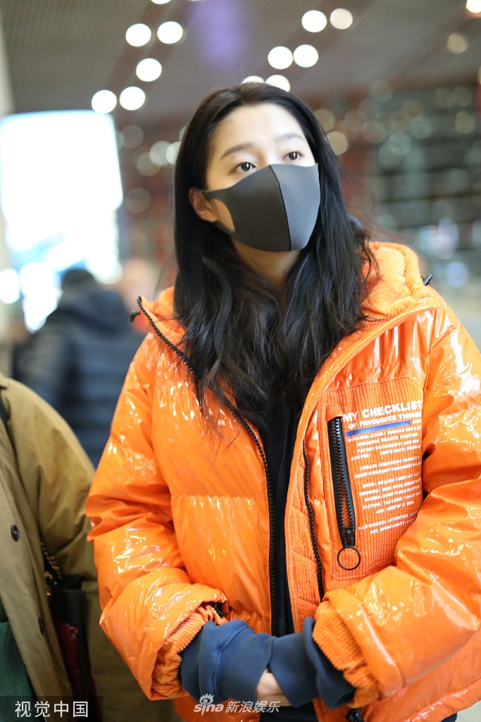 关晓彤口罩遮面露灵动大眼睛穿橘色羽绒服大秀纤细美腿