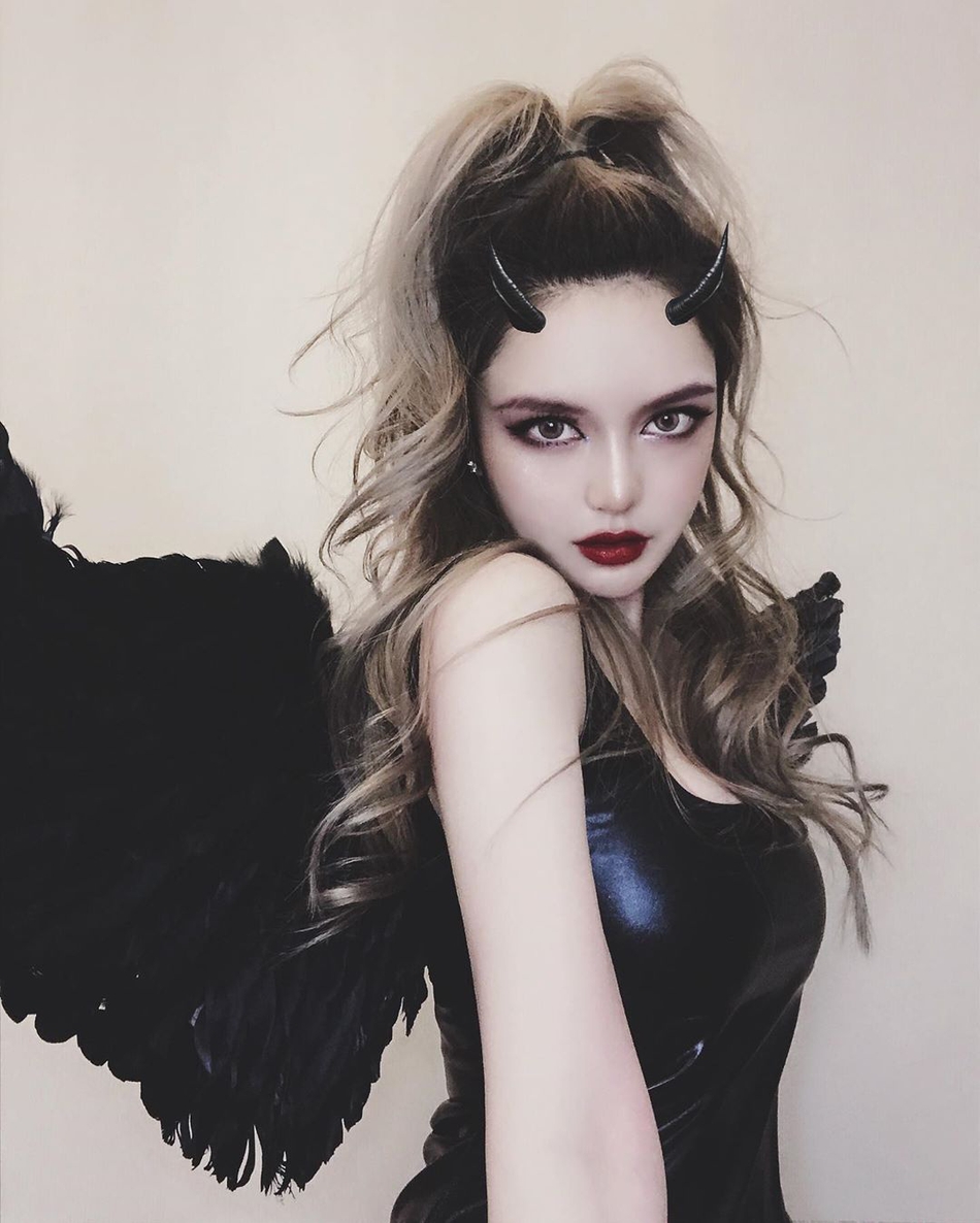 周扬青背翅膀cos恶魔眼神魅惑穿黑色紧身裙大秀事业线