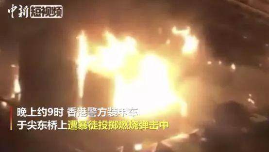 一辆装甲车被击中起火燃烧