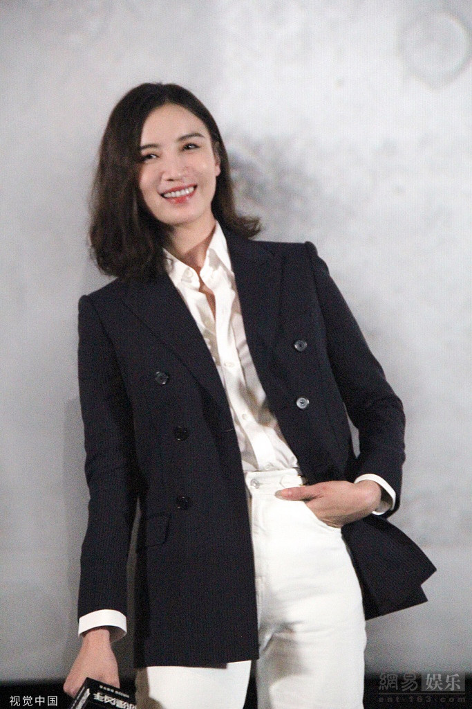 宋佳玩转西装杀单手插兜酷帅干练