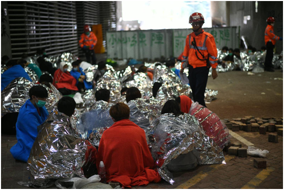 暴徒坐在地上等待救援(图片来源：香港《星岛日报》)