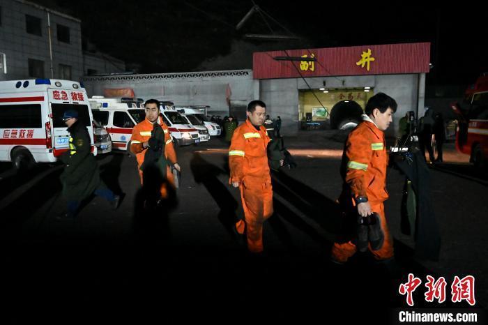 19日2时，平遥县峰岩集团二亩沟煤矿瓦斯爆炸事故结束抢险救援工作。 韦亮 摄