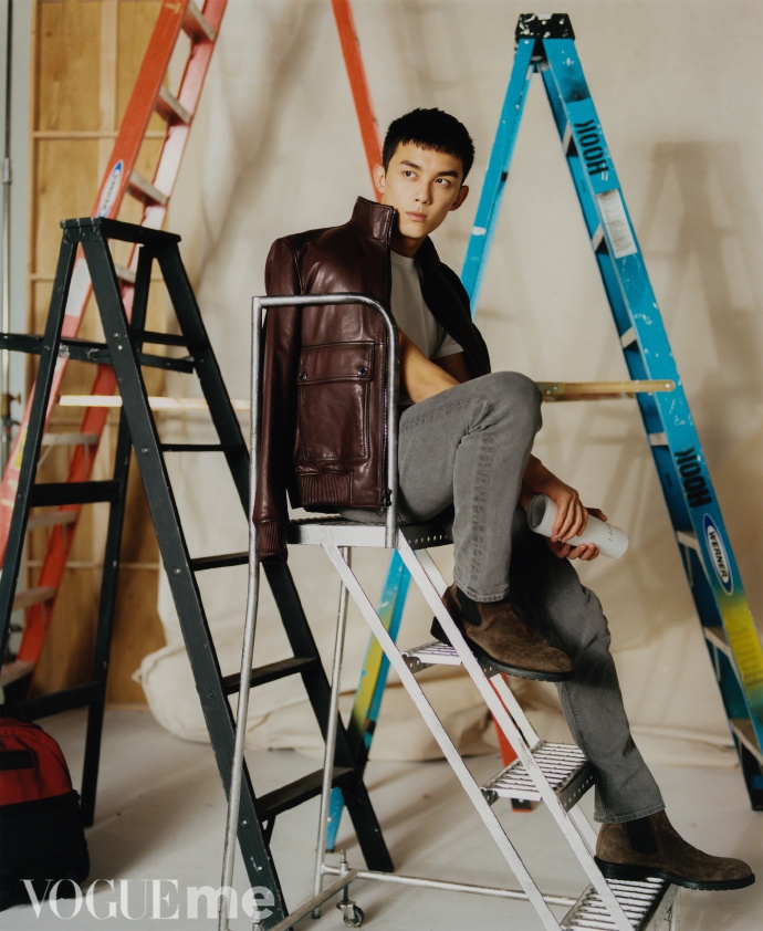 吴磊身着毛领皮夹克配高跟皮鞋复古造型显成熟沉稳