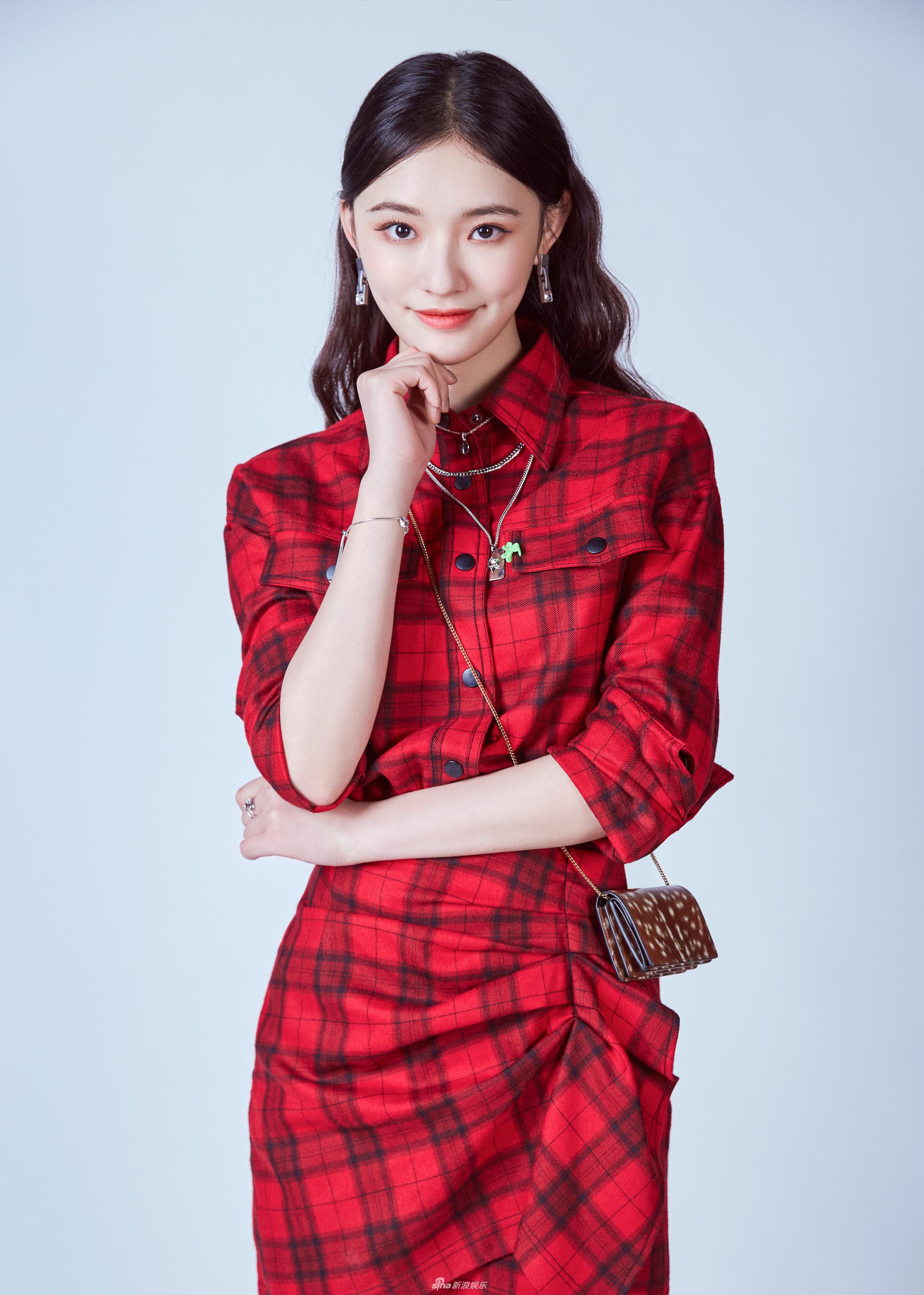 林允红色格纹衬衣裙显好身材金属拉链耳环演绎冬日酷girl