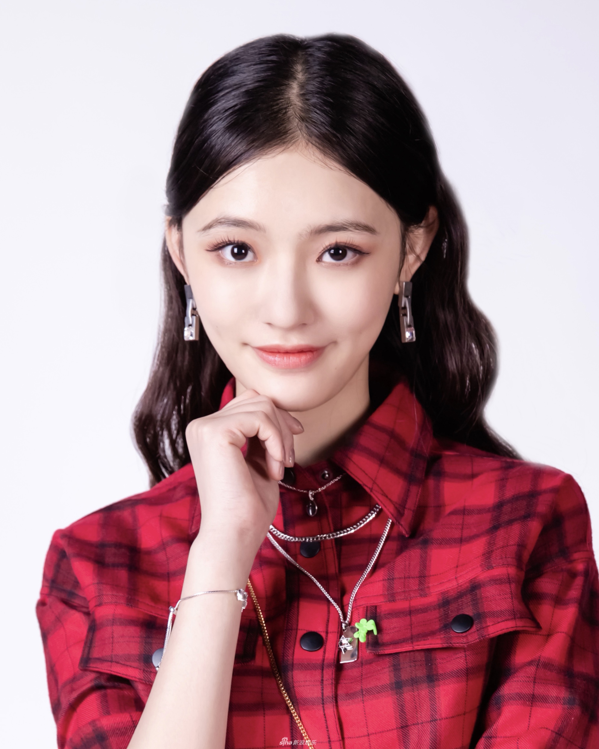 林允红色格纹衬衣裙显好身材金属拉链耳环演绎冬日酷girl