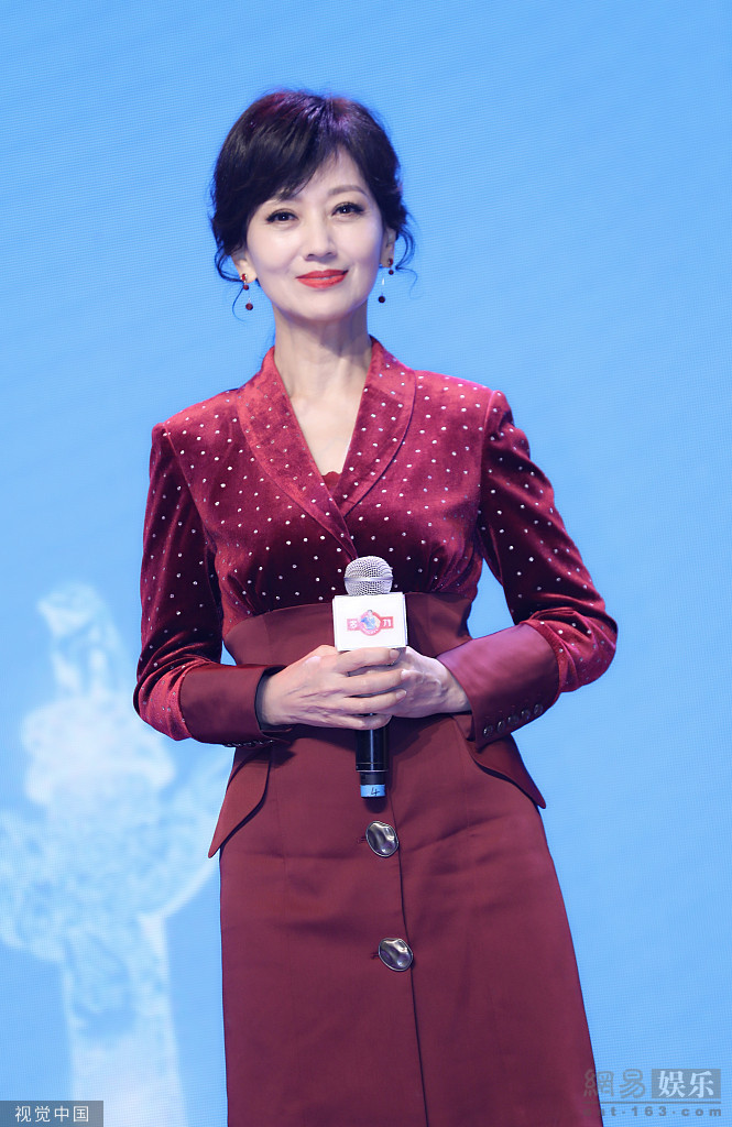 冻龄女神赵雅芝肤白貌美露细腿身材绝了